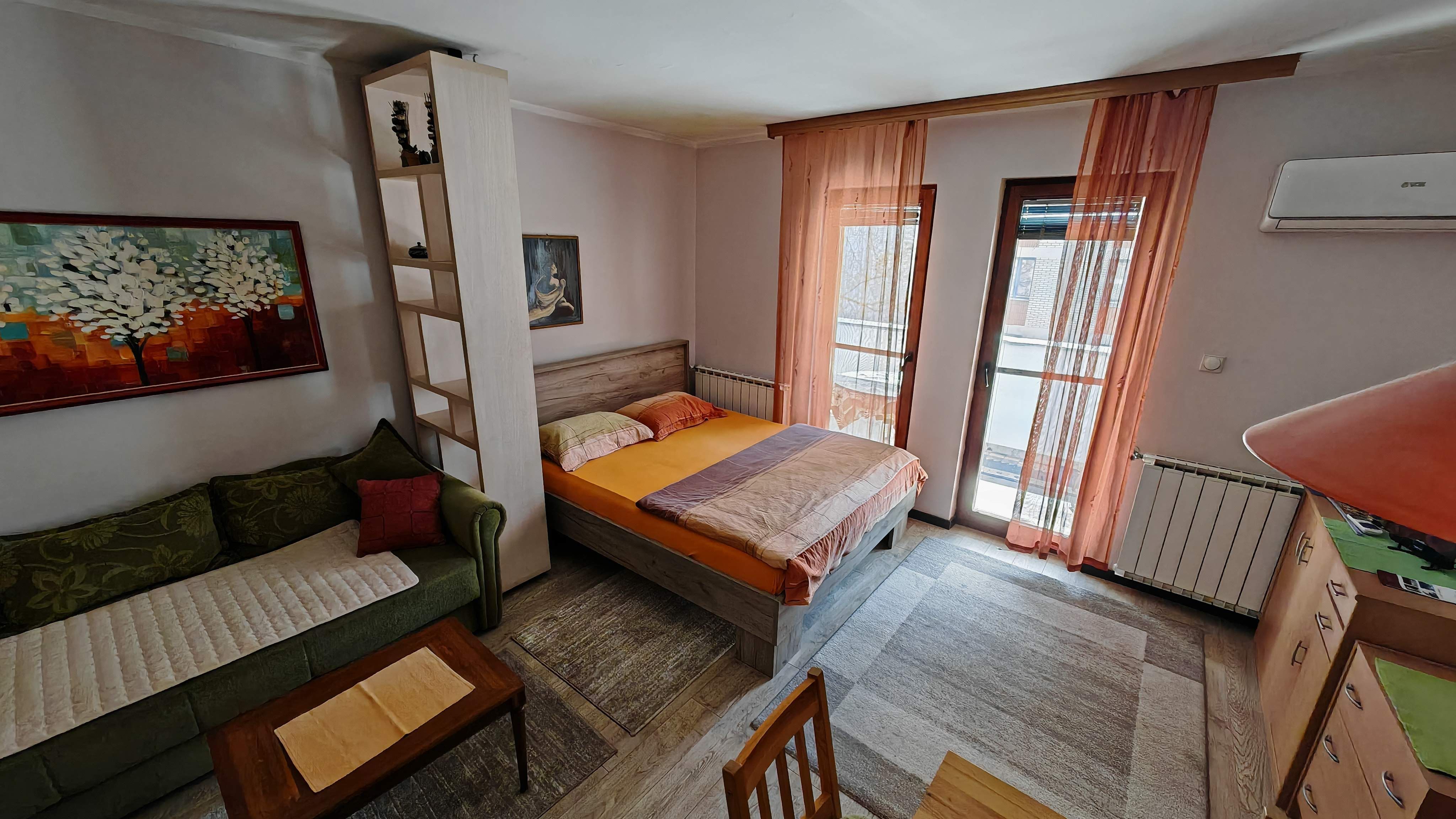 Apartman Danijela: dnevni deo i terasa