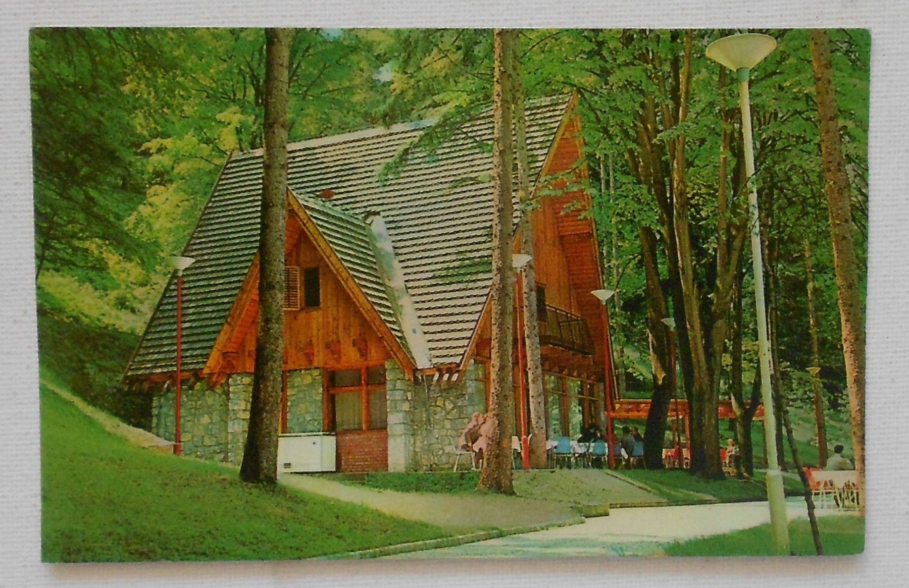 Restoran Tri česme među drvećem na staroj razglednici