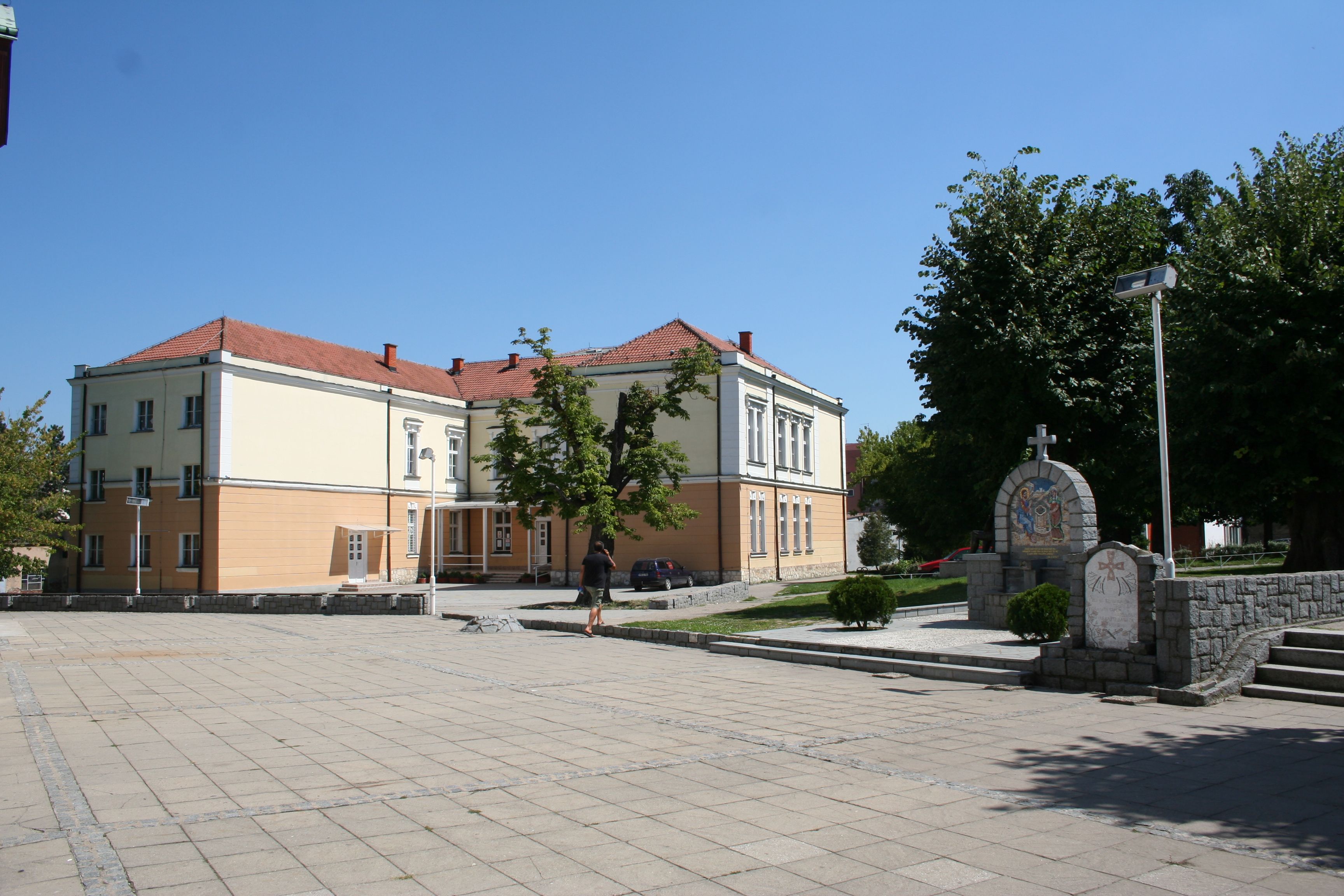 Osnovna škola Anta Bogićević i prostor kod lozničke crkve