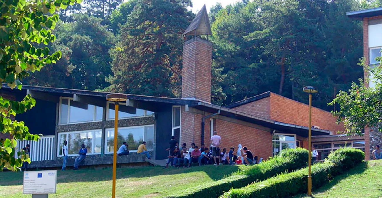 Visoki dimnjak sa piramidalnim završetkom iznad niskog krova zajedničkog prostora