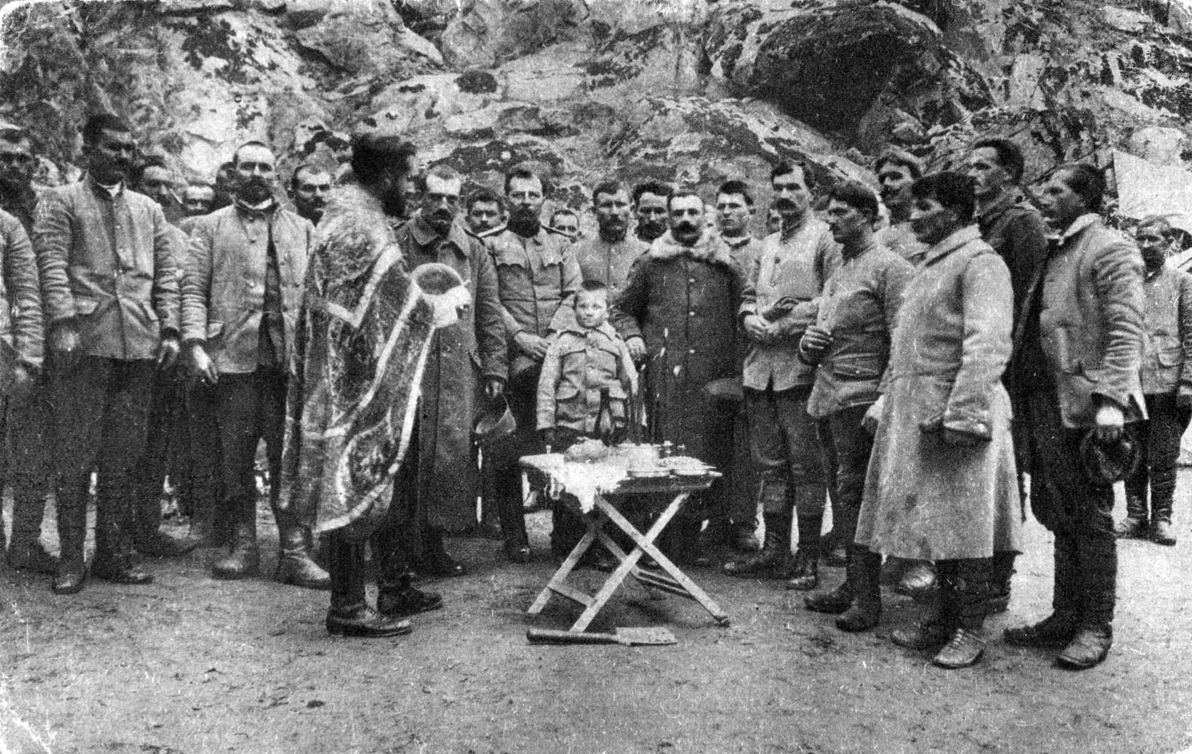 Momčilo Gavrić među srpskim vojnicima tokom posete sveštenika