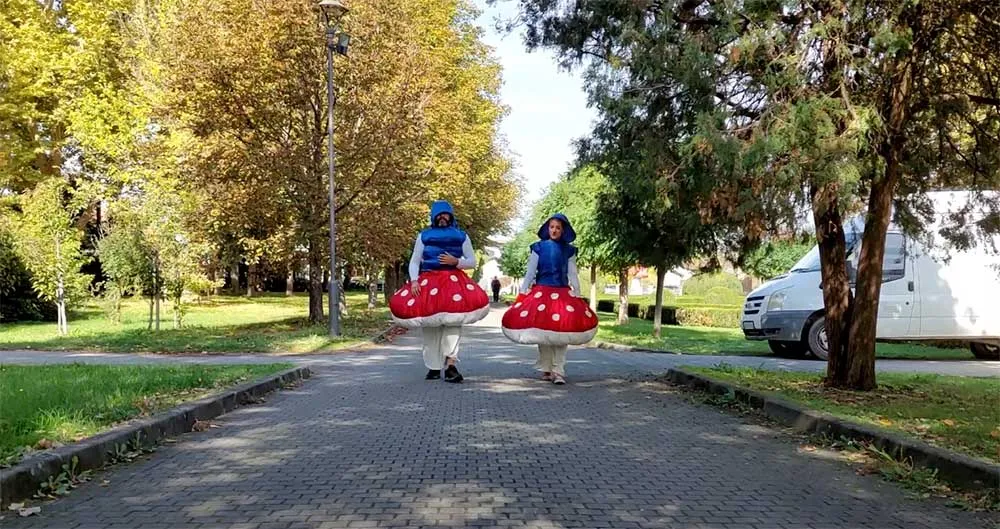 Dve učesnice programa u kostimima pečuraka šetaju stazom banjskog parka
