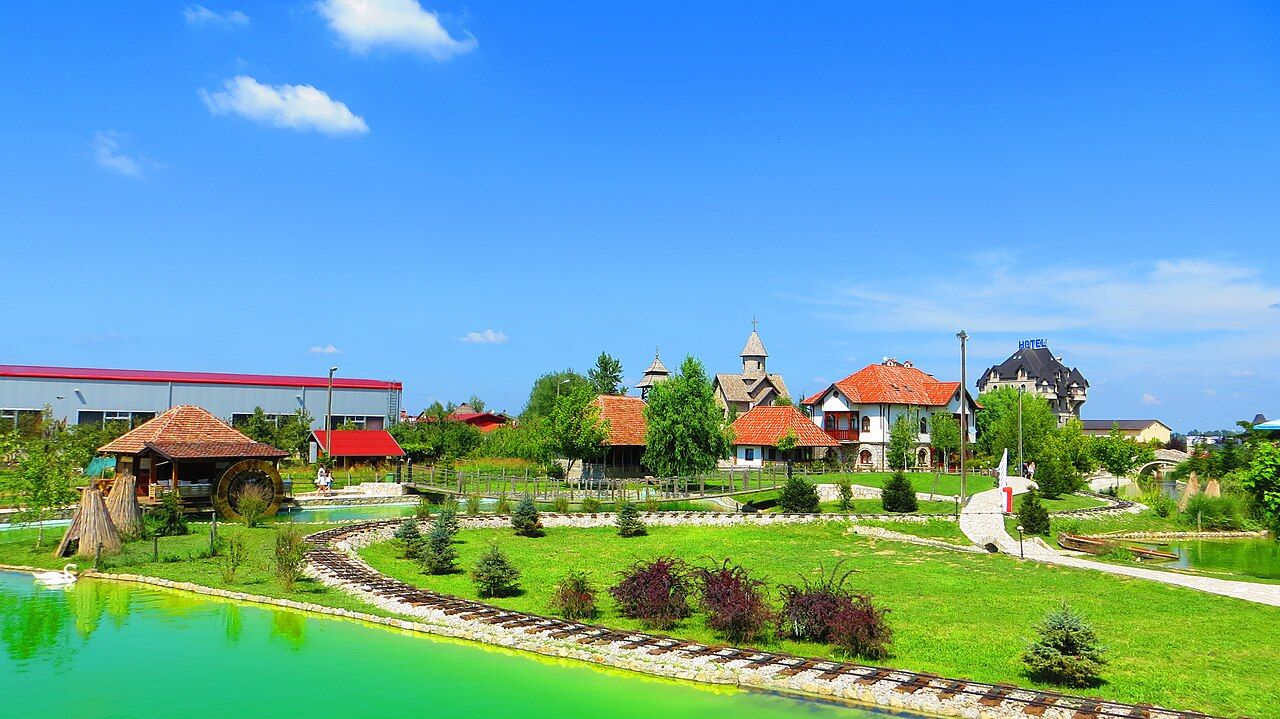 Panorama etno-sela Stanišići kod Bijeljine sa vodenicom i drvenim građevinama.