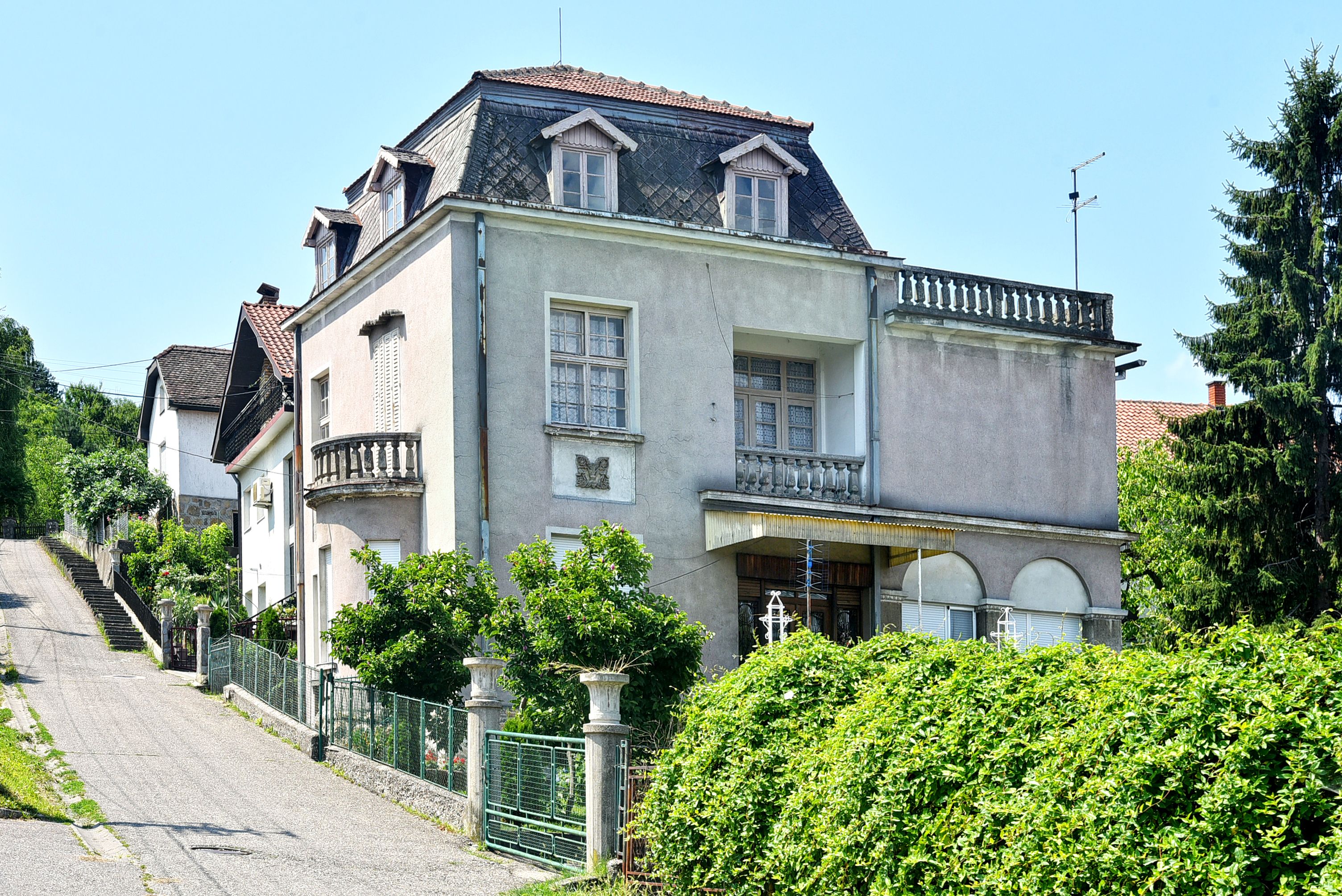 Vila Sunčica sa visokim mansardnim krovom, ulaznim stepeništem i terasom, fotografisana sa ulice
