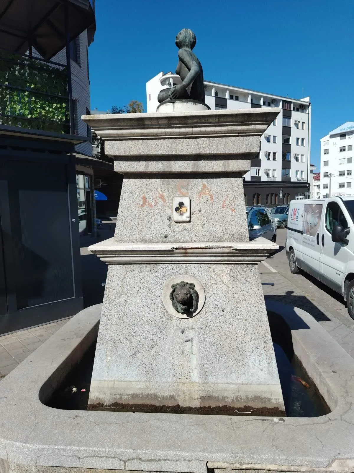 Strana česme sa znakom tref i izlivom u obliku lavlje glave