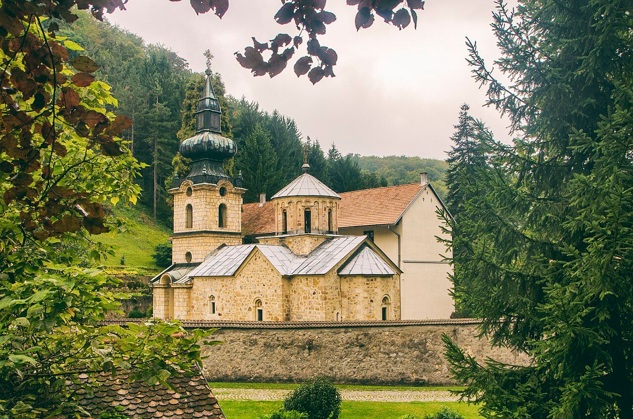 Manastir Tronoša uokviren krošnjama drveća.