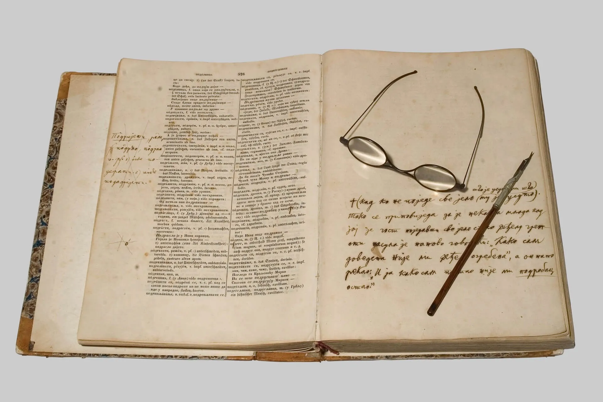 Otvoreni Vukov Srpski rječnik iz 1818. sa rukopisom i naočarima